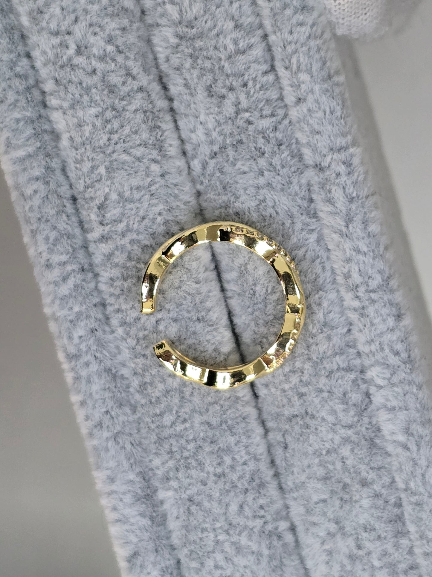 Goldring mit Blattdesign