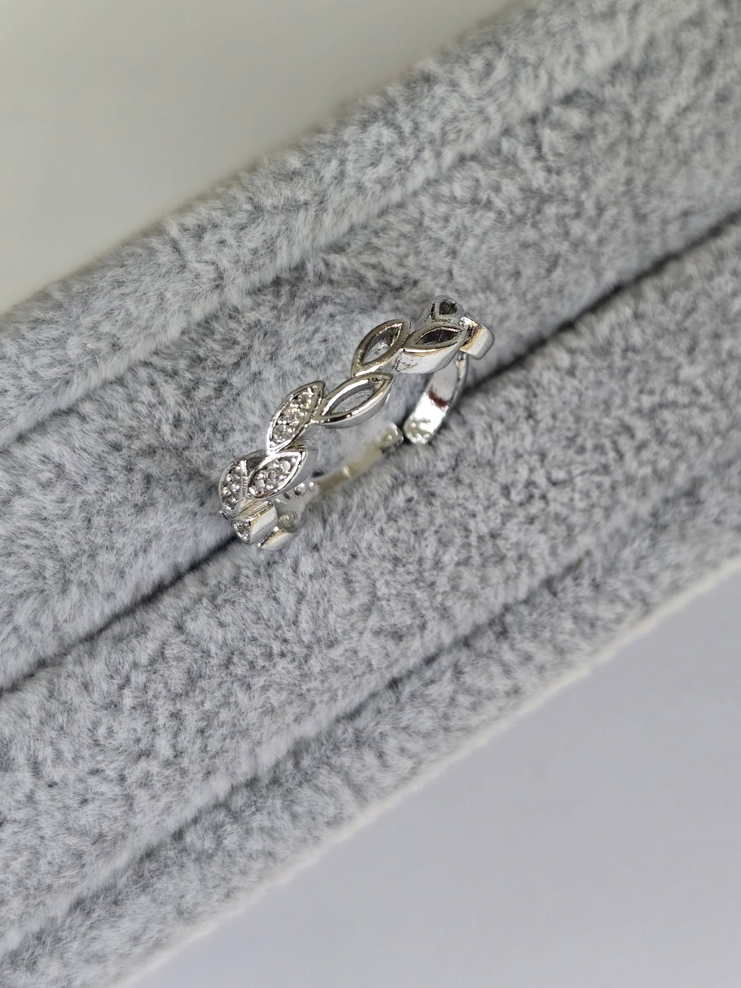 Goldring mit Blattdesign