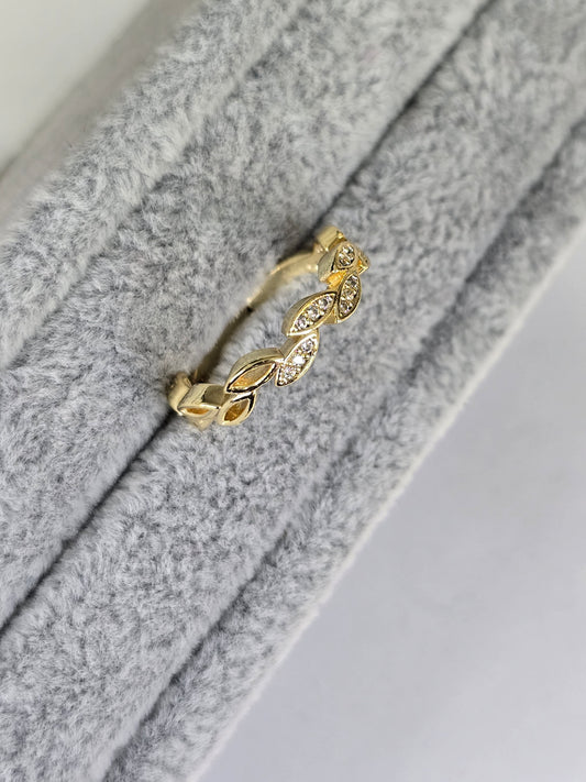 Goldring mit Blattdesign