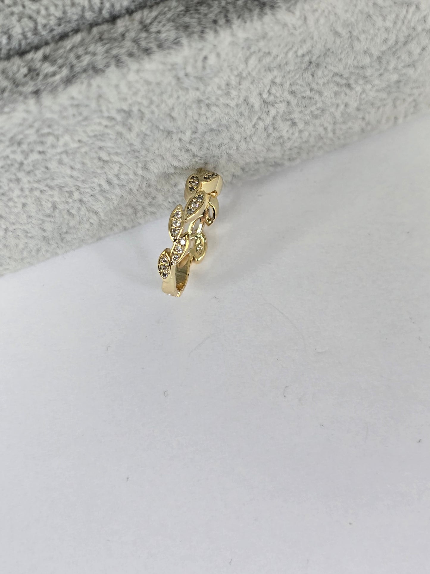Goldring mit Blattdesign